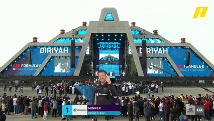 احتفال سام بيرد بفوزه بسباق فورمولا إي الدرعية مع طاقم فريقه