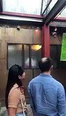 Regardez ce que l'homme en arrière est en train de faire