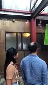 Regardez ce que l'homme en arrière est en train de faire