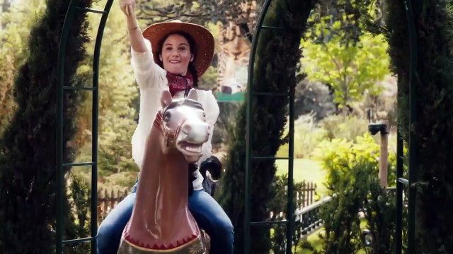 Seize acteurs, comme Ary Abittan, Philippe Lacheau, Valérie Bonneton, acceptent de participer à un spot pour faire connaître l'association Coucou Nous Voilou