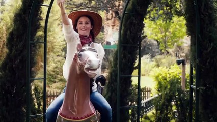 Seize acteurs, comme Ary Abittan, Philippe Lacheau, Valérie Bonneton, acceptent de participer à un spot pour faire connaître l'association "Coucou Nous Voilou"