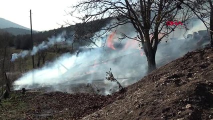 Bolu samanlıkta çıkan yangın, çiftliğe sıçramadan söndürüldü
