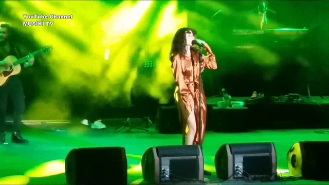 ZEYNEP BASTIK - Kız Seni Alan Yaşadı (Mustafa Sandal cover) (Konser/Canlı) - HD