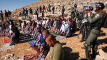 - İsrail güçleri Filistinlilerin cuma namazı kılmasını engellemeye çalıştı