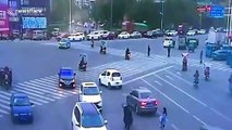 Runaway yak sprints onto busy road in China disrupting traffic