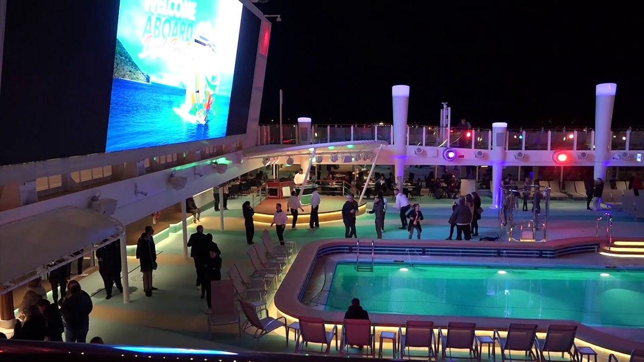 Kreuzfahrtriese unterwegs: Einführungsfahrt der Norwegian Encore