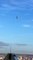 Téléthon: Un funambule a marché en équilibre sur un fil tendu entre deux tours du quartier d'affaires de La Défense à 150 m au-dessus du sol