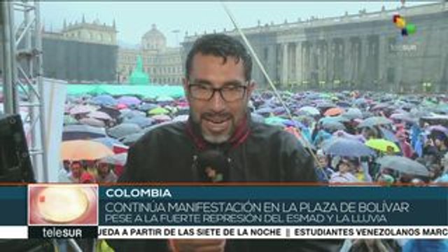 Cientos de colombianos continúan llegando a Plaza de Bolívar en Bogotá