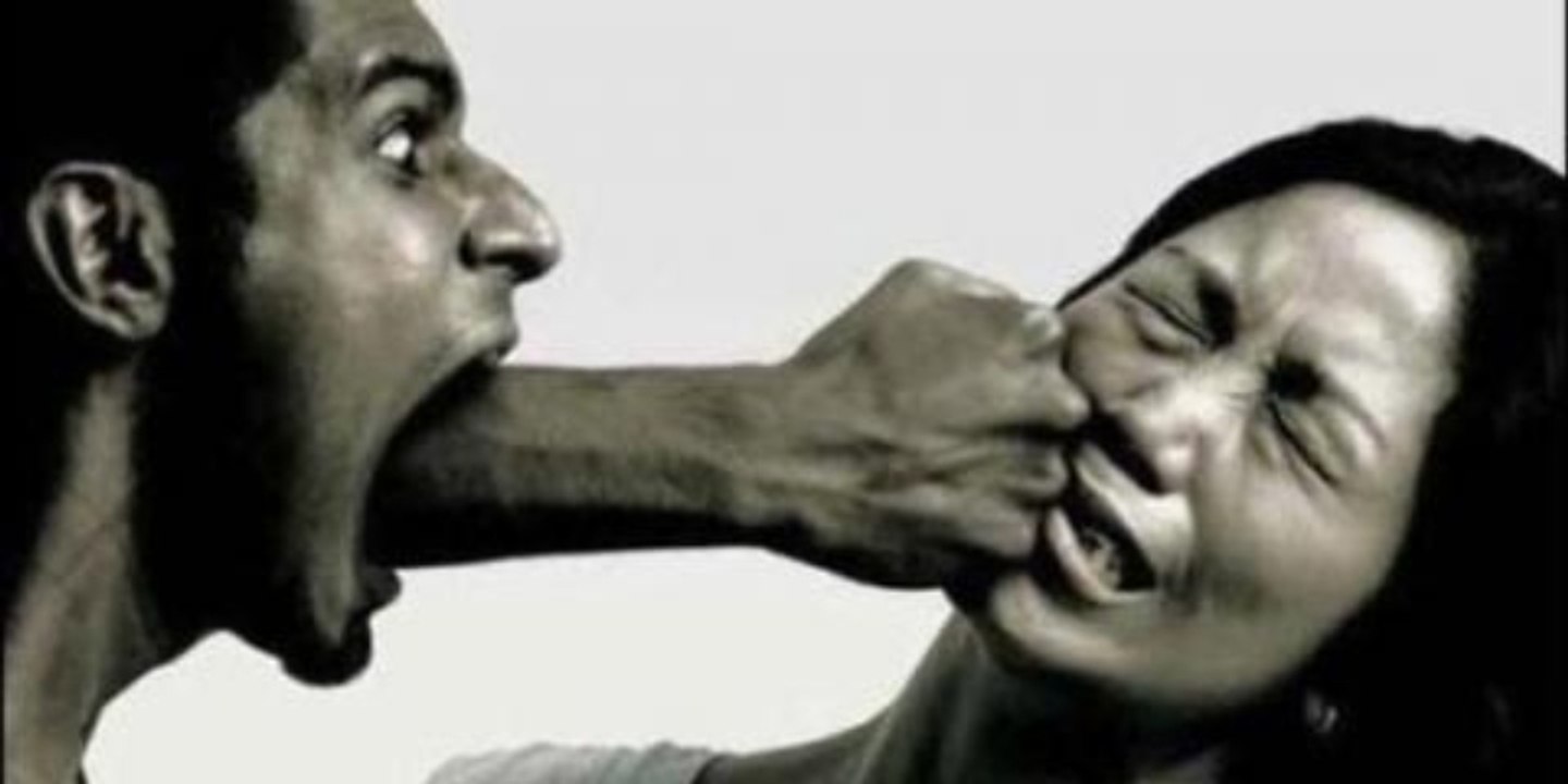 Violencia contra la Mujer: El miserable le pega y lo tremendo es que nadie hace nada para ayudarla