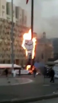 Lübnan'da devrim yazılı yumruk panosu ateşe verildi