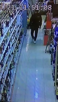 cet homme détruit toutes les bouteilles d'alcool d'un rayon de supermarché