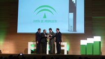 Moreno recibe el Premio Autónomo del Año 2019 a la Junta de Andalucía