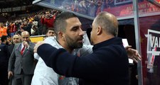 Arda Turan maç öncesinde Fatih Terim'in elini öptü!