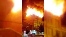 Küçükçekmece'de binanın çatısı alev alev yandı