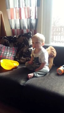 La réaction de ce bébé quand il entend la musique de Disney !