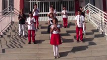Hisarcık’ta ilkokul öğrencileri, öğretmenlerine işaret diliyle şarkı armağan etti