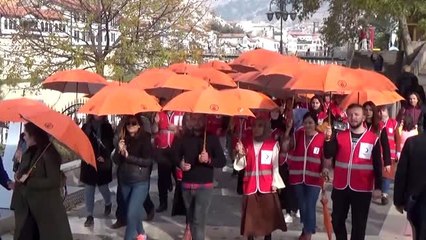 Kadına yönelik şiddete karşı "turuncu şemsiye" açıldı