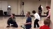 En dansant, cet homme donne un gros coup à ce petit garçon qui voulait l’imiter.