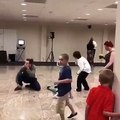 En dansant, cet homme donne un gros coup à ce petit garçon qui voulait l’imiter.