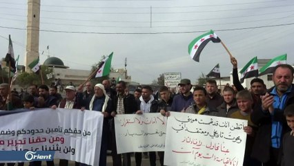 مظاهرة في معبر باب السلامة الحدودي تنديدا بقصف مخيمات النازحين