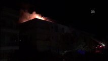 Kuşadası'nda apartman çatısında çıkan yangın söndürüldü