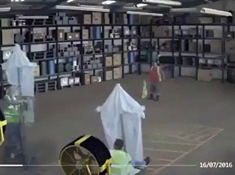 Ces employés vont faire une énorme bêtise en s'amusant dans cet entrepot...