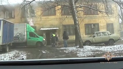 Ils s'extirpent d'un appartement en feu grâce à un camion !