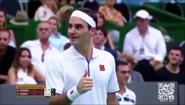 Quand Federer pose en plein match pour la photo d'un spectateur