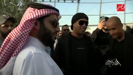 (الحكاية من معرض الرياض للسيارات).. لقاء مع اللاعب البرازيلي العالمي (رونالدينهو)