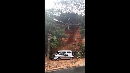 Download Video: Barranco cede e atinge carros em Vila Garrido, Vila Velha