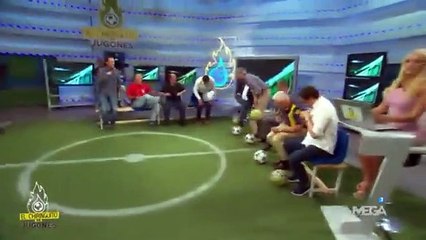 Violencia futbolística en 'El Chiringuito': Alfredo Duro pega un brutal pelotazo en la cara a Cristobal Soria