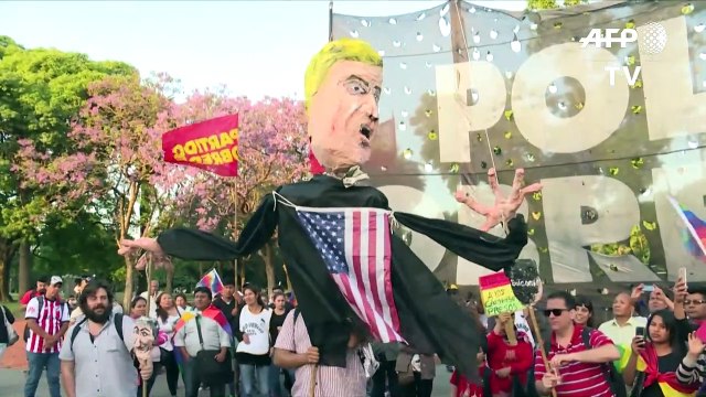 Opositores al gobierno interino de Bolivia queman una efigie de Trump en Argentina
