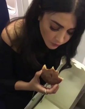 Shruti Haasan Eating so Hot | Actress & Divas