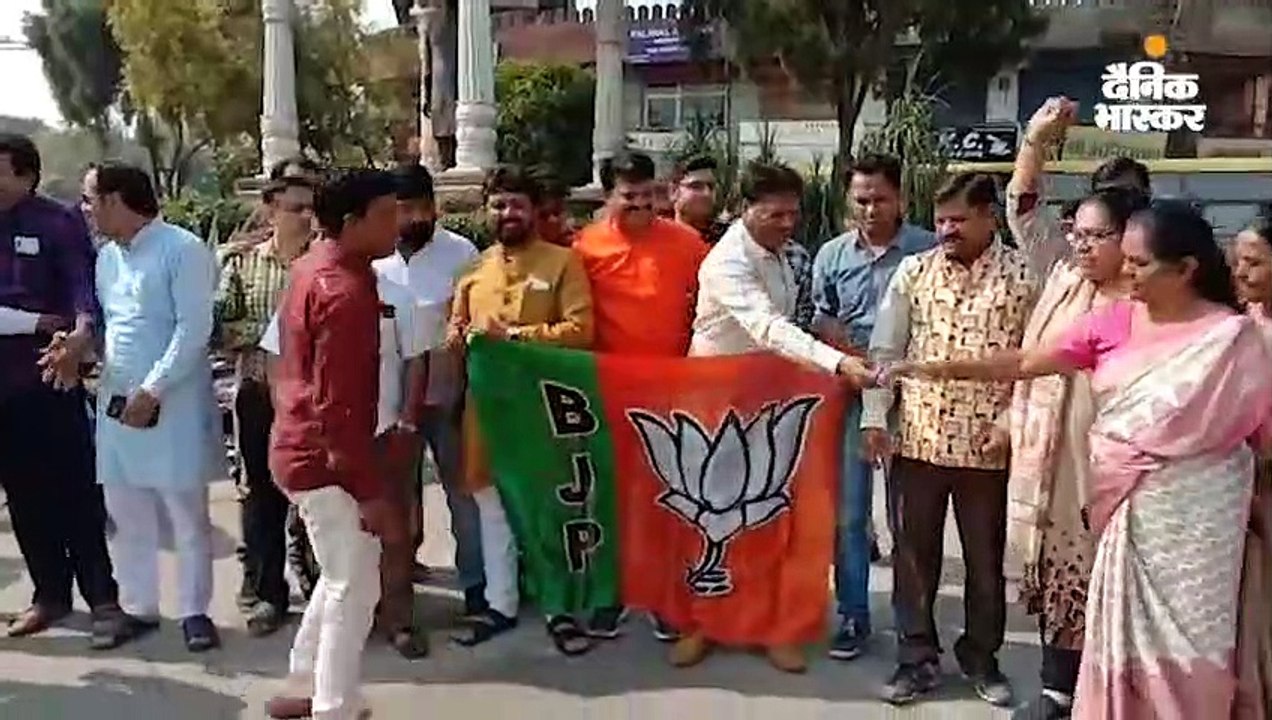 महाराष्ट्र में फडणवीस के दोबारा मुख्यमंत्री बनते ही सड़कों पर उतरे भाजपाई, आतिशबाजी कर मिठाई बांटी  