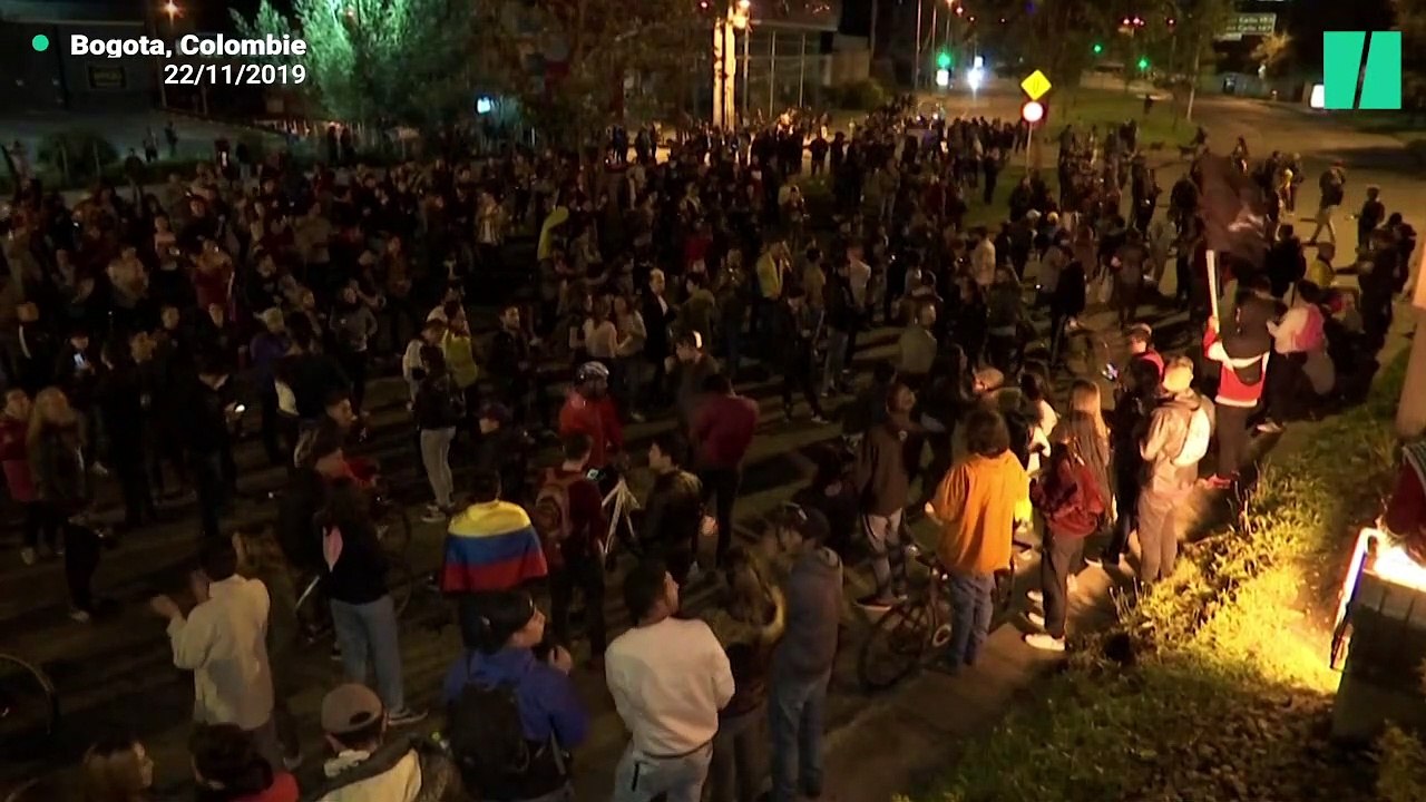 Des Colombiens bravent le couvre-feu devant la résidence du président