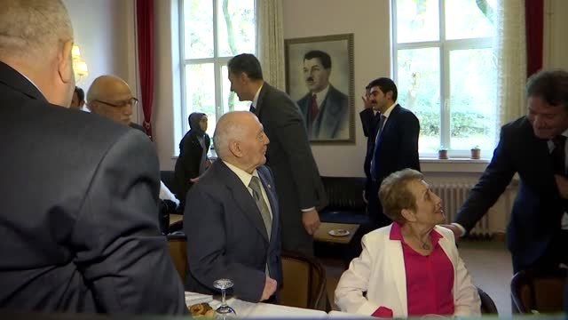 Milli Eğitim Bakanı Selçuk, huzurevindeki emekli öğretmenleri ziyaret etti