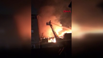Beyoğlu'nda iki binanın çatısı alev alev yandı