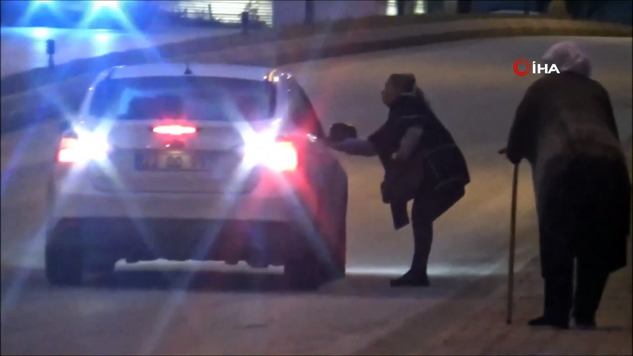 Yolu Trafiğe Kapatıp Böyle Dilendiler... "Ben Torunlarımı Böyle Okutuyorum"