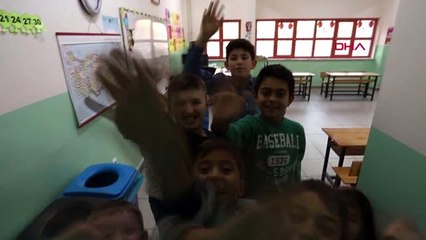 Ankara-okula tiyatro salonu kuran 5 kadın veli, bu kez sınıf kapılarını boyadı