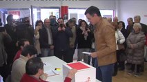 Pedro Sánchez vota en la agrupación socialista de Pozuelo