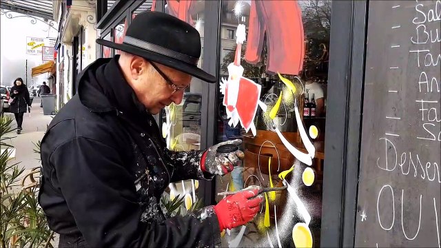 Bourg-en-Bresse: le peintre Géno décore les vitrines des commerces