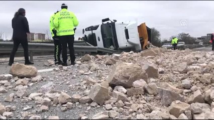 Taş yüklü kamyonun devrilmesi sonucu yol bir süre kapandı