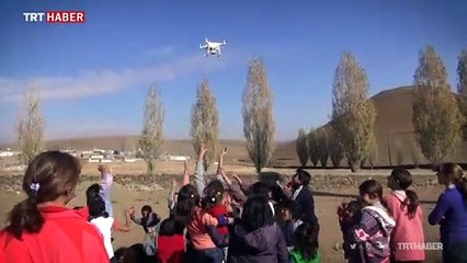 Kars'ta ilk defa drone gören çocukların mutluluğu