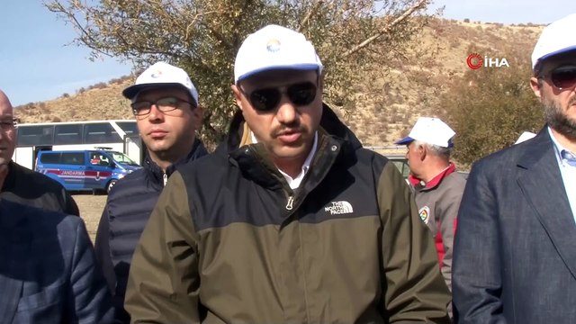 Vali Çetin Oktay Kaldırım daha temiz bir 'Hazar gölü' için çöp topladı