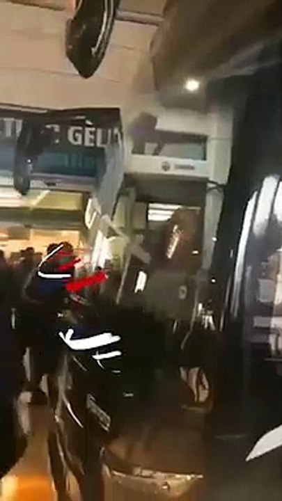 Burak Yılmaz, kendisine 'hırsız' diyenlere çiçek verdi