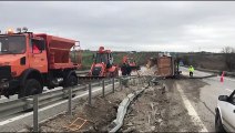 Taş yüklü kamyonun devrilmesi sonucu yol bir süre kapandı - EDİRNE