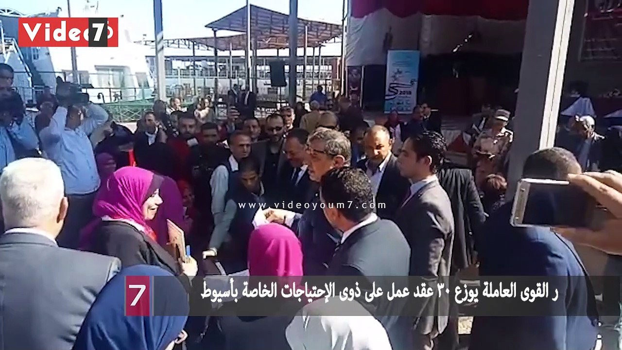 وزير القوى العاملة يوزع 30 عقد عمل على ذوى الإح...