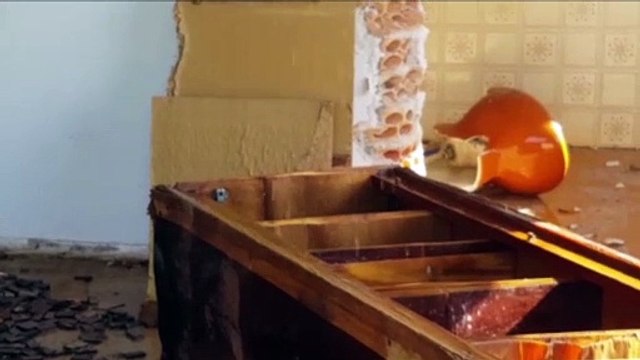 Moradores pedem ajuda para solucionar grande vazamento em casa que está sendo demolida