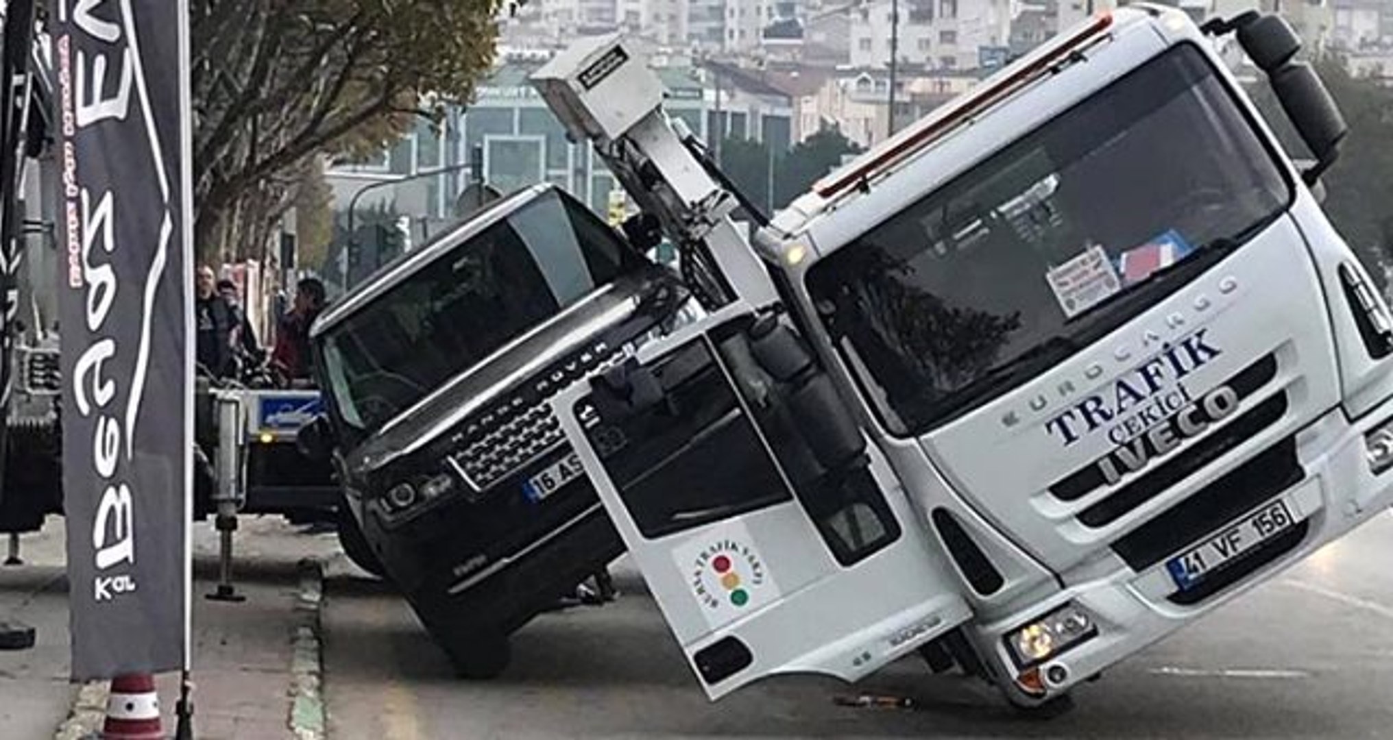 Bursa'da ilginç anlar! Çekici lüks aracı kaldırmaya çalışırken yan yattı -  Dailymotion Video