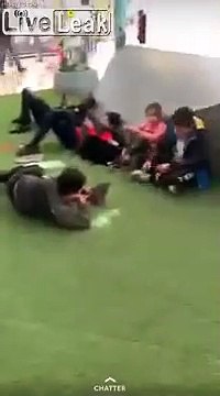 Blague : il glisse une pièce dans la fente de cet homme assis